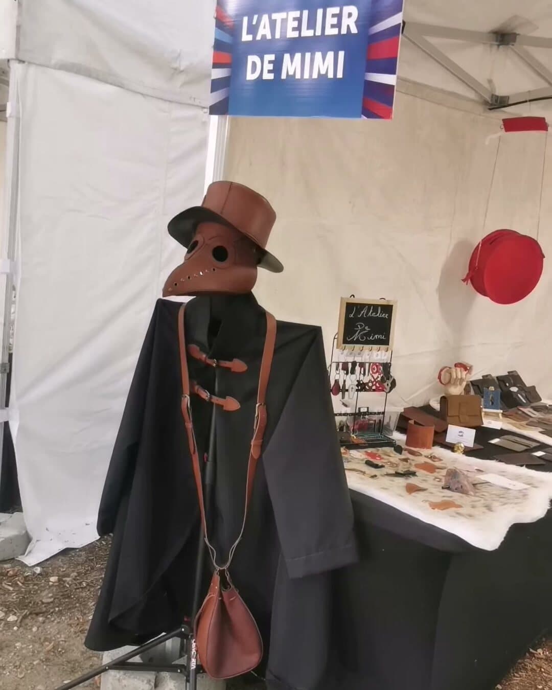 Mon stand à Val-de-Reuil : la table noire, la fourrure, les pièces